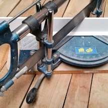 Gehrungssäge mit einer korrekt eingelegten Fußleiste - Klinkens Malerbetrieb